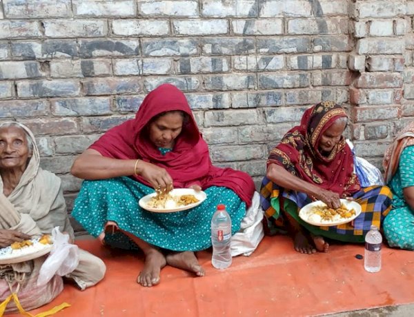 ১ টাকায় খাবার পেল অসহায় মানুষগুলো