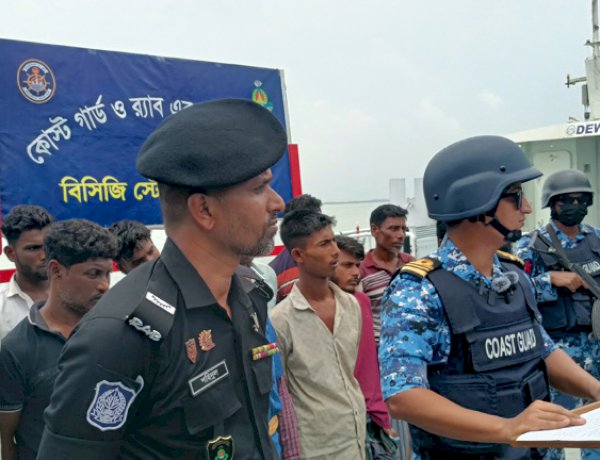 টেকনাফে পাচারকারী চক্রের  মূলহোতা সহ ১৩ পাচারকারীকে আটক করছে কোস্ট গার্ড ও র‍্যাব
