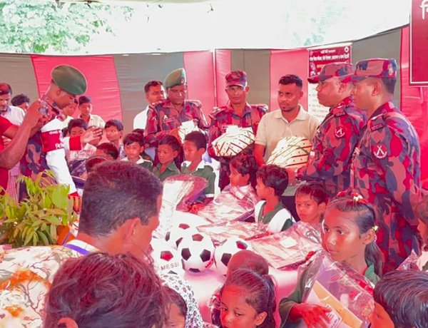 নাইক্ষ্যংছড়ির বাহিরমাঠ সীমান্তে ১১ বিজিবির ফ্রি চিকিৎসাসেবা ও ঔষধ বিতরণ!