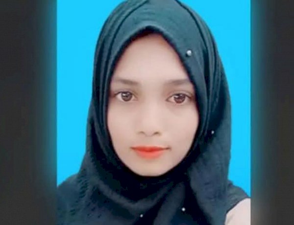 পতাকা নামাতে গিয়ে বিদ্যুৎস্পৃষ্ঠ হয়ে ঝলসে গেলেন মনিরা