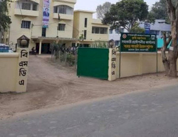 কাজ না পেয়ে উত্তেজিত ঠিকাদার