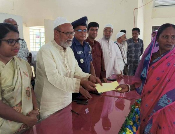 সাপাহারে ক্ষুদ্র নৃ-গোষ্ঠী ও শিক্ষার্থীদের মাঝে নগদ অর্থ বিতরণ