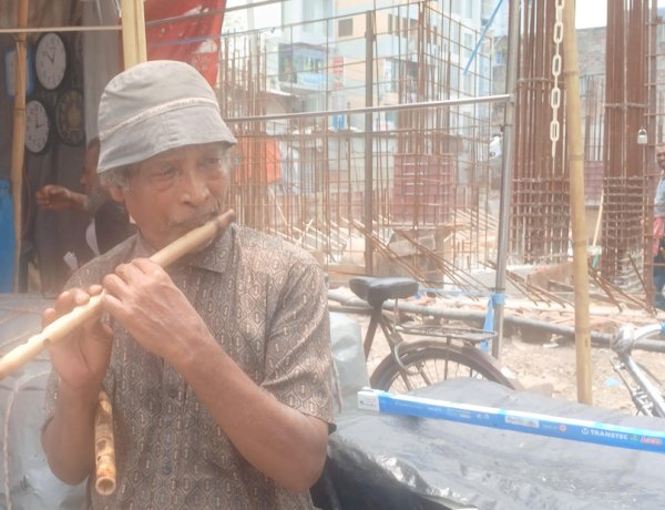 বাশি বিক্রি করেই চলে তার জীবন জীবিকা