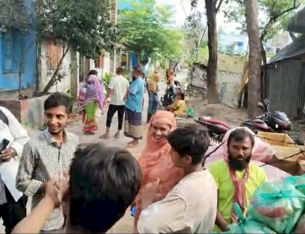 কেশবপুরে সাবেক কাউন্সিলর বাবু'র  ঈদ সামগ্রী বিতরণ