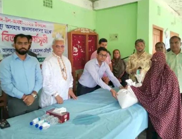 পটুয়াখালীর মির্জাগঞ্জে দরিদ্রদের মাঝে চাউল বিতরণে ০১ আসনের এমপি আলতাফ হোসেন চৌধুরী