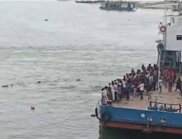 দৌলতদিয়া ফেরিঘাটে আবারও যাত্রীবাহী বাস পড়ল পদ্মা নদীতে