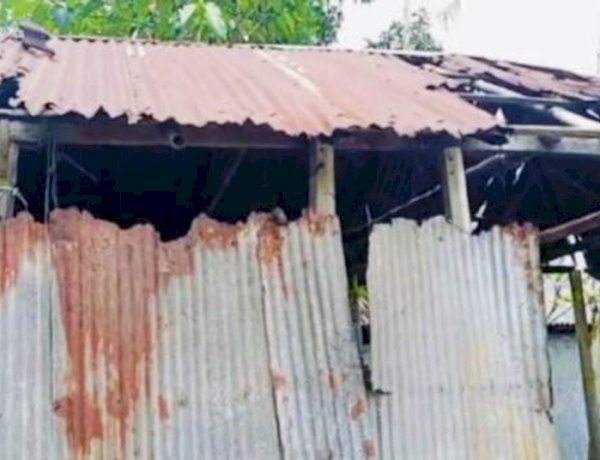 পীরগাছায় ঘরের অভাবে মানবেতর জীবনযাপন