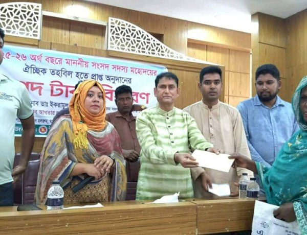 নওগাঁর মান্দায় দুস্থ ও অসহায় মানুষের মাঝে ঐচ্ছিক তহবিলের অর্থ বিতরণ করেন এমপি টিপু