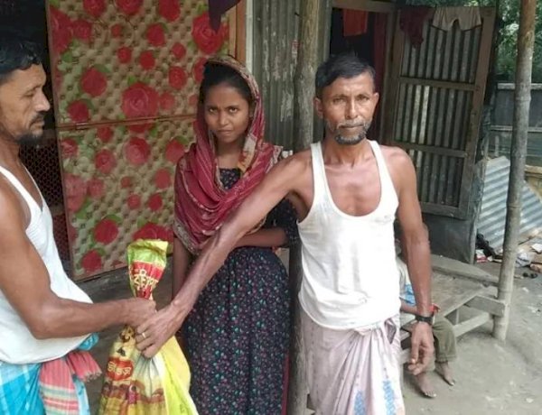 নিজ অর্থায়নে ত্রাণ বিতরণ ও রাস্তা উন্নয়নে মানবতার উজ্জ্বল দৃষ্টান্ত স্থাপন করলেন জালাল গাজী ও দেলোয়ার হাওলাদার