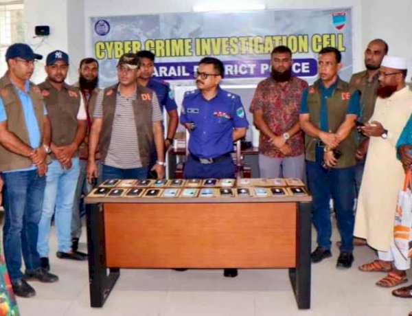 নড়াইলে হারিয়ে যাওয়া মোবাইল ও নগদ টাকা উদ্ধার হস্তান্তর করেন এসপি আল মামুন শিকদার