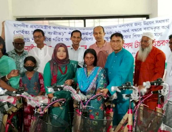 নওগাঁর মান্দায় মৎস্য উপকরণসহ শিক্ষার্থীদের মাঝে বাইসাইকেল ও শিক্ষাবৃত্তির অর্থ বিতরণ করেন এমপি টিপু