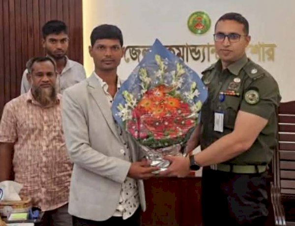 স্বপ্ন থেকে শিখরে: ৪৭তম বিসিএসে পুলিশ ক্যাডারে প্রথম, আনসার সদস্যের সন্তানকে সংবর্ধনা