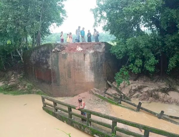 পাহাড়ি ঢলে গর্জন খালের সেতু ধসে যোগাযোগ বিচ্ছিন্ন, দুর্ভোগে থুইলা অং পাড়ার মানুষ