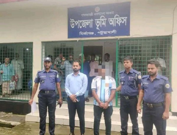 ভূমি অফিস থেকে দালাল হাতেনাতে আটক