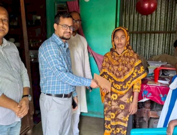 হোমনায় দেয়াল ধসে আহত শিক্ষার্থীদের ইউএনও'র সহায়তা প্রদান