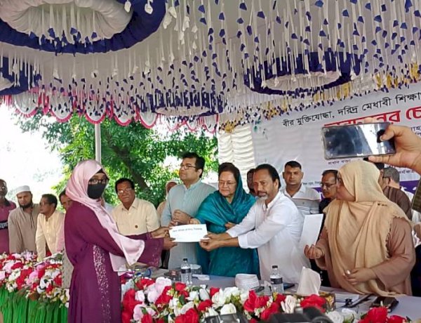 সিরাজগঞ্জে দরিদ্র মেধাবী শিক্ষার্থী, অসহায় রোগীদের অনুদান চেক ও বীর মুক্তিযোদ্ধাদের মাঝে উপহার বিতরণ