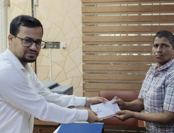 প্রতিবন্ধী লুতু মিয়া কে হোমনা ইউএনও'র মানবিক সহযোগিতা