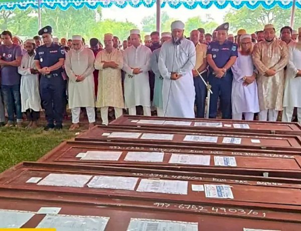 সৌদি-সোফা কারখানায় আগুনে পুড়ে নিহত ৭ প্রবাসীর জানাজা হলো নওগাঁয়