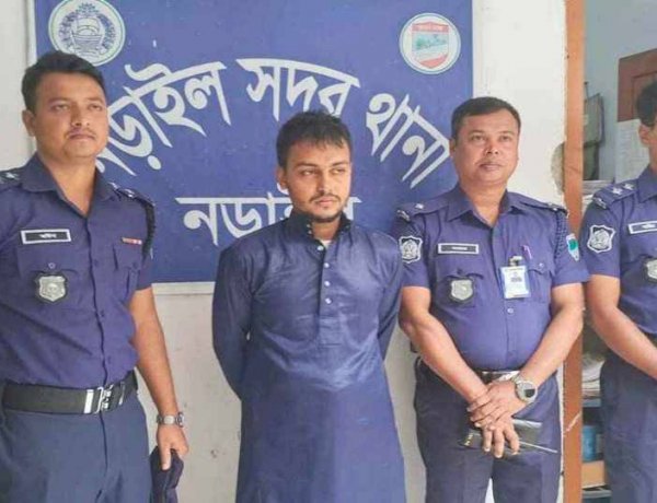 নড়াইলে মাদরাসাছাত্রকে বলাৎকারের অভিযোগ শিক্ষকে গ্রেফতার করছে পুলিশ