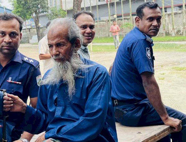 নওগাঁর রানীনগরে তৃতীয় শ্রনীর ছাত্রীর ধর্ষন চেষ্টার অভিযোগে ৭০বছরের এক বৃদ্ধকে গ্রেফতার