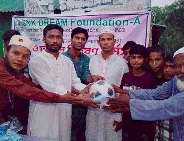 পীরগাছায় SNK DREAM Foundation-এর উদ্যোগে জার্সি ও ফুটবল বিতরণ