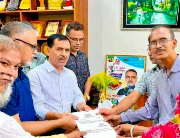 নওগাঁ সদর উপজেলায় মন্দির মসজিদ বিভিন্ন ধর্মীয় প্রতিষ্ঠানে আর্থিক সহযোগিতার চেক বিতরণ করেন এমপি ধলু