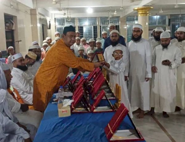 ময়মনসিংহে ঈশ্বরগঞ্জ উপজেলা কর্তৃক আয়োজিত, জাতীয় হিফফুজুল কুরআন প্রতিযোগিতায় কুরআনের পাখিদের মাঝে পুরষ্কার বিতরণ