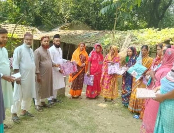 কেশবপুরের হাসানপুর ইউনিয়নে হিন্দু  সম্প্রদায়ের মাঝে শাড়ি বিতরণ