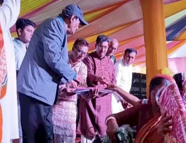কেশবপুর মাগুরাডাঙ্গা ত্রিপল্লী পূজা উদযাপন  কমিটি আয়োজনে বস্ত্র বিতরণ