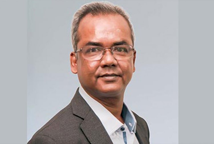 জাতি হিসেবে বাঙালি বিভক্ত। নানা জনের নানা মত। দুজন বাঙালি