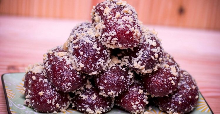 ঝটপট মিষ্টি তৈরি করতে চাইলে বেছে নিতে পারেন গুঁড়া দুধের কালোজাম