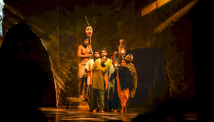 বিদেশ থেকে শিক্ষাজীবন শেষ করে নিজ গ্রামে ফেরেন খালেদ। দীর্ঘ প্রতীক্ষার প্রহর শেষ হয় গ্রামবাসীর।