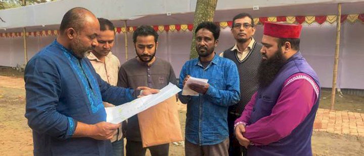 নরসিংদীতে বইমেলা প্রাঙ্গণে চলছে শেষ মূহুর্তের প্রস্তুতি