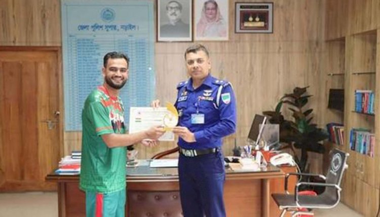 নড়াইলের এসপি মেহেদী হাসান গৌরবজ্জ্বল কৃতিত্বের জন্য কনস্টেবল শাকিল বিশ্বাসকে শুভেচ্ছা