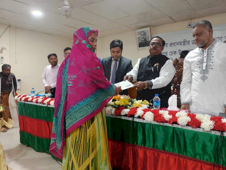 অসাধু ব্যবসায়ীদের কারসাজিরোধে ভোক্তাদেরও সতর্ক থাকাতে হবে পোরশায় খাদ্যমন্ত্রী সাধন চন্দ্র মজুমদার