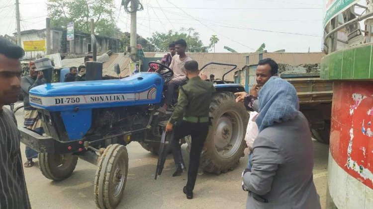 নওগাঁয় রাণীনগরে অবৈধভাবে পুকুর খনন ট্রাক্টর দিয়ে মাটি বহনের জন্য প্রশাসনের ৬০ হাজার টাকা জরিমানা