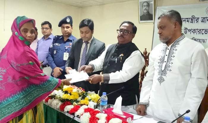 প্রধান মন্ত্রী শেখ হাসিনার তহবিল থেকে উপজেলার ৩৭ জন উপকার ভোগীদের মাঝে ৫০ হাজার টাকা বিতরণ করেন খাদ্যমন্ত্রী