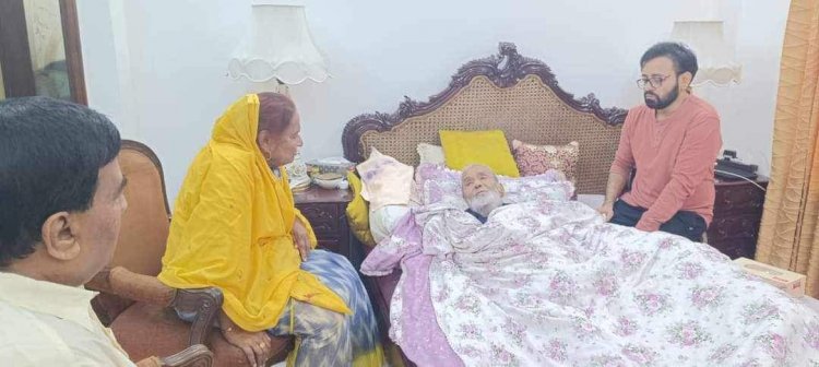 অসুস্থ ডাক্তার রেজাউল করিমের শয্যা পাশে অধ্যাপিকা ডক্টর হোসনে আরা বেগম