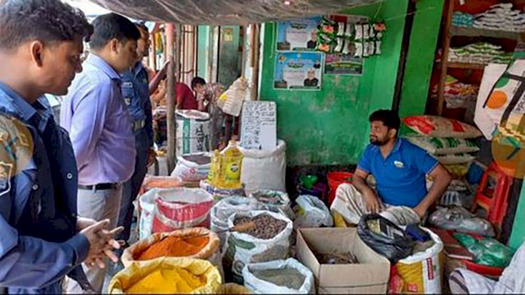 নওগাঁ ভোক্তা অধিকার সংরক্ষণ অধিদপ্তরের যৌথ অভিযানে চার প্রতিষ্ঠানকে ৫ হাজার চারশত টাকা জরিমানা