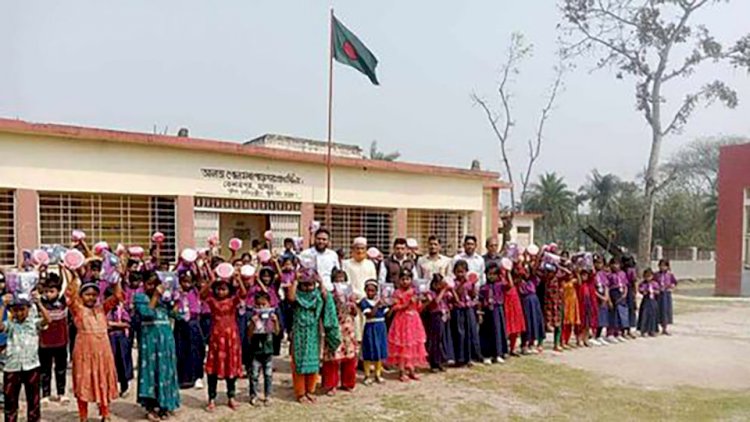 আলতাপোল মধ্যপাড়া সরকারি প্রাথমিক বিদ্যালয়ে ইউনিফর্ম ও টিফিন বক্স বিতরণ