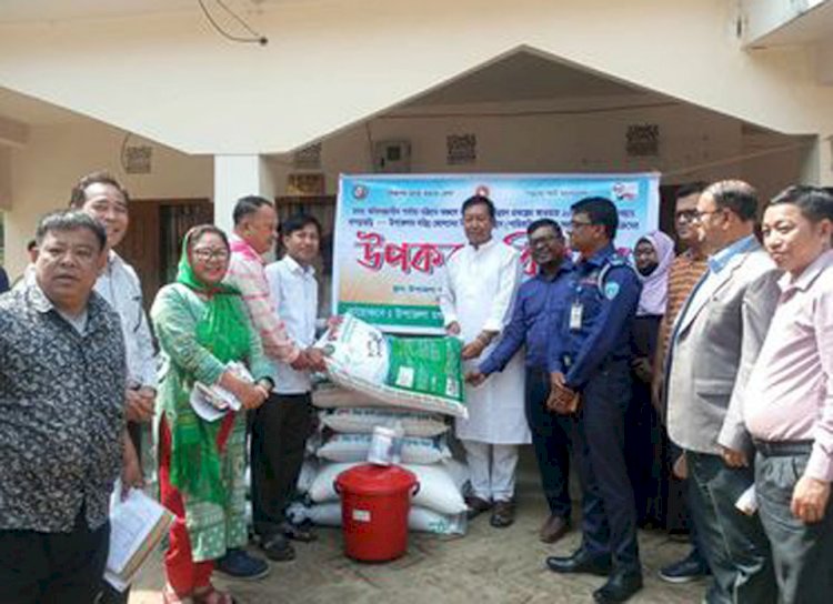 পদর্শনী খামারে মৎস্য চাষীর মাঝে উপকরণ বিতরণ