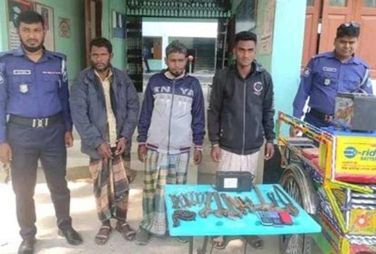 নওগাঁয় আন্তঃজেলা চোর চ*ক্রে*র ৩ জন সদস্যকে আটক করেছে পুলিশ।