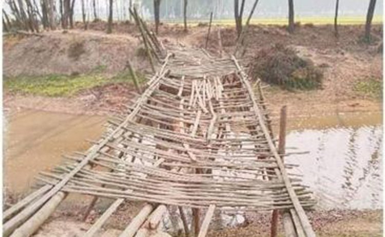 নওগাঁর বিদ্বেশ্বরীঘাটে ব্রীজের  অভাবে সুবিধা বঞ্চিত কৃষকরা ঝুঁকিপূর্ণ পারাপার হচ্ছে