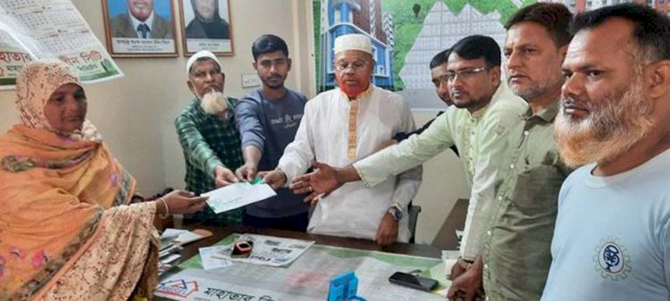 পাবনায় ধর্মীয় প্রতিষ্ঠান ও দরিদ্রদের মধ্যে অধ্যক্ষ মাহাতাব বিশ্বাসের সাত লাখ টাকা দান