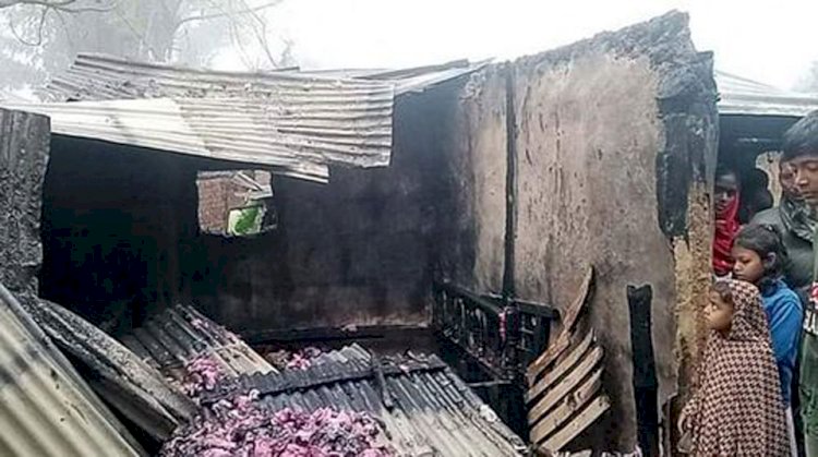 নওগাঁর সাপাহারে বৈদ্যুতিক শর্টসার্কিটে থেকে আগুনে পুড়ে সর্বশান্ত এক হতদরিদ্র পরিবার