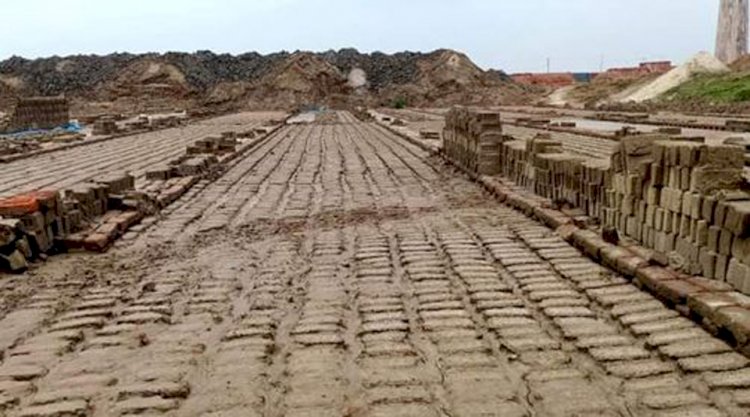 নওগাঁ বিভিন্ন উপজেলায়  অসময়ের বৃষ্টিতে ইটভাটায় গুলির ব্যাপক ক্ষতি