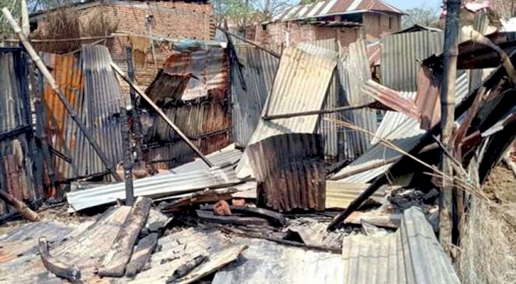 নওগাঁয় মোরশেদ নামে এক ব্যক্তির ঘর পুড়িয়ে দিয়েছে দুর্বৃত্তরা ,অতঃপর আগুনে ঘর ভূষ্মিভূত