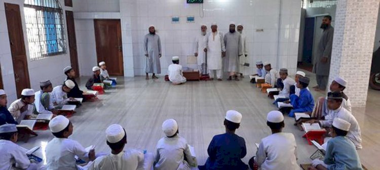 পাবনার বলরামপুর তাহফিজে ছিলছিলায়ে জামে মসজিদে অধ্যক্ষ মাহাতাব বিশ্বাসের এক লাখ টাকা দান