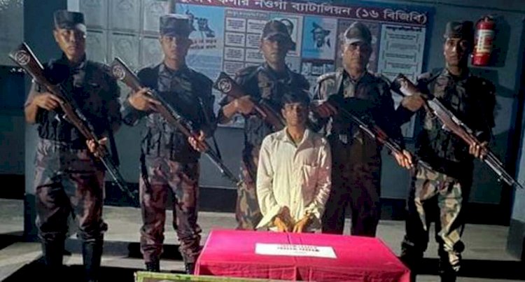 নওগাঁর পোরশা সীমান্তে মাদক ব্যবসায়ী আব্দুল আলিম নামে এক জন আটক