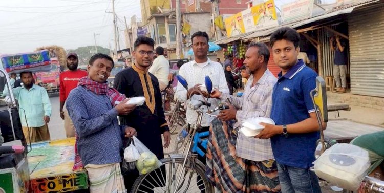 রাজশাহী মোহনপুরে সাংবাদিকদের উদ্যোগে অসহায় দারিদ্র মানুষের  মাঝে ইফতার বিতরণ